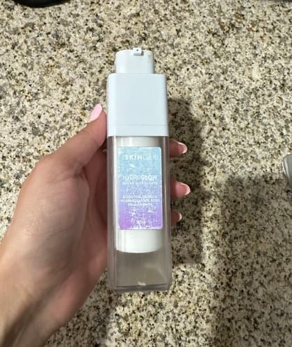 Suero Hydroglow en mano de Ana Julia L.